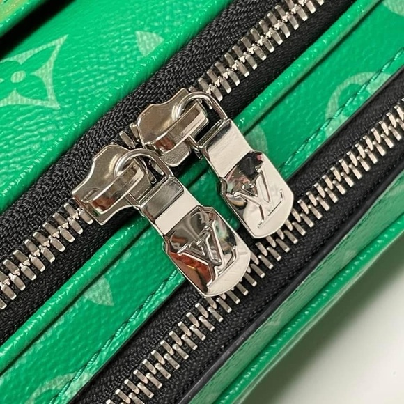 Louis Vuitton Authentic Alpha Wearable Wallet Bag in
Taigarama (Unisex) - Picture 3 of 16